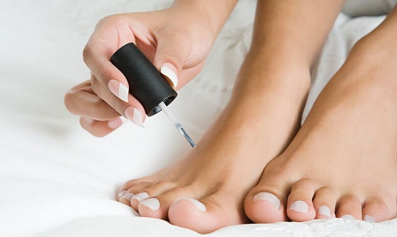 Aplicación de esmalte para tratar o fungo das unhas dos pés